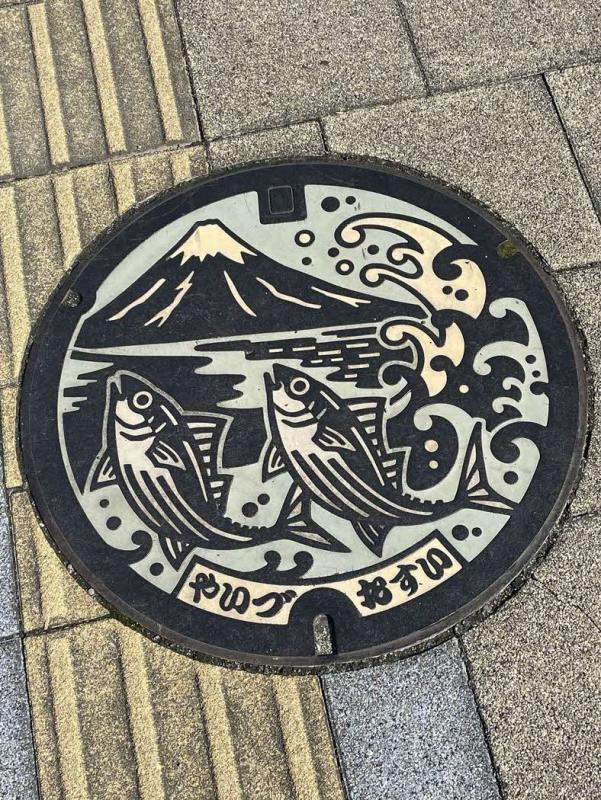 富士山とお魚柄の色のついたマンホール