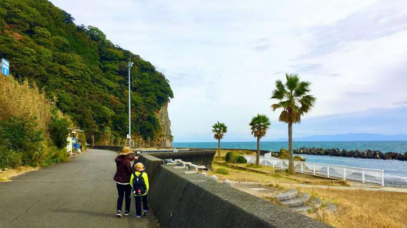 海岸沿いを歩く様子