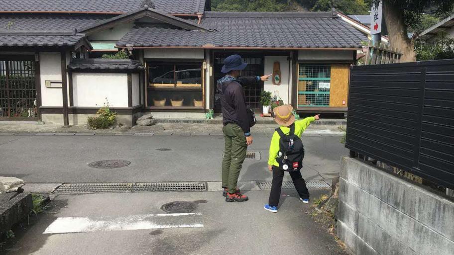 道なりに歩くと見える「あたびーcafe」