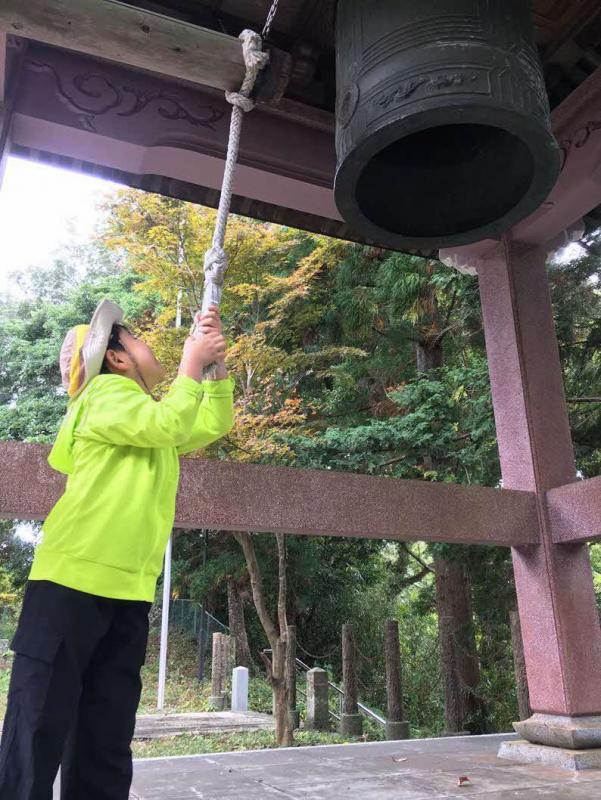 鐘をつく様子