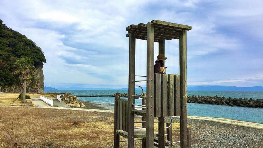 浜当目海岸を眺める親子