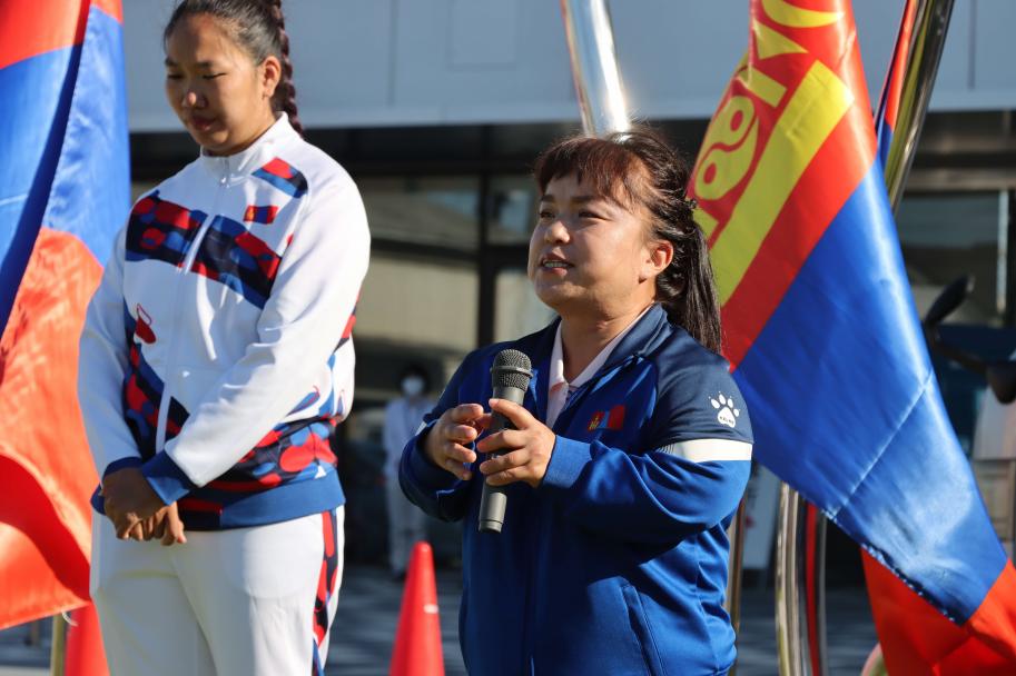 サロールトゥグス選手が大会の意気込みを話す様子