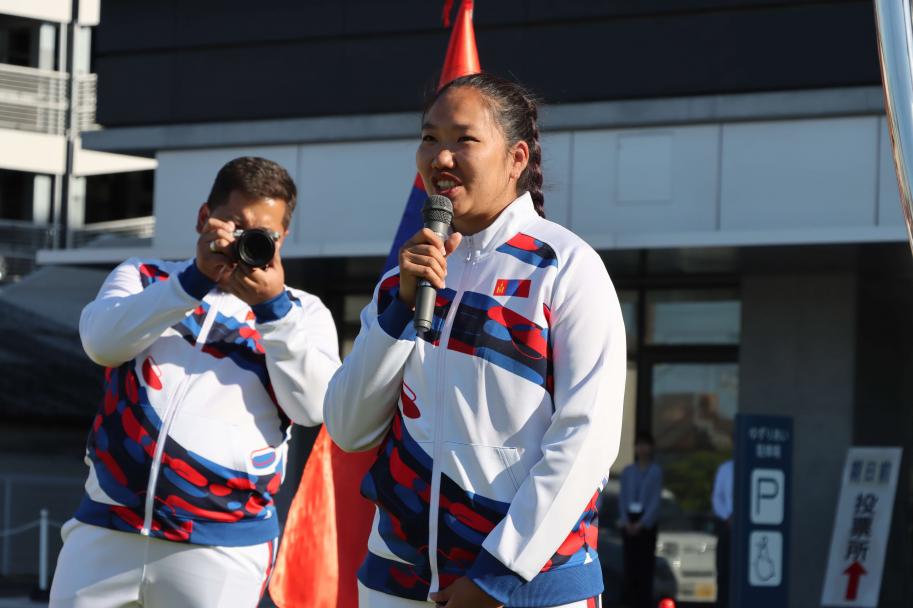 ミャダグマー選手が大会の意気込みを話す様子