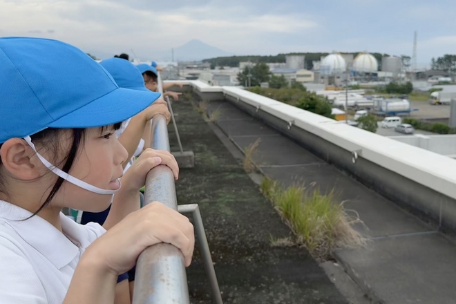 大井川港を観察する児童