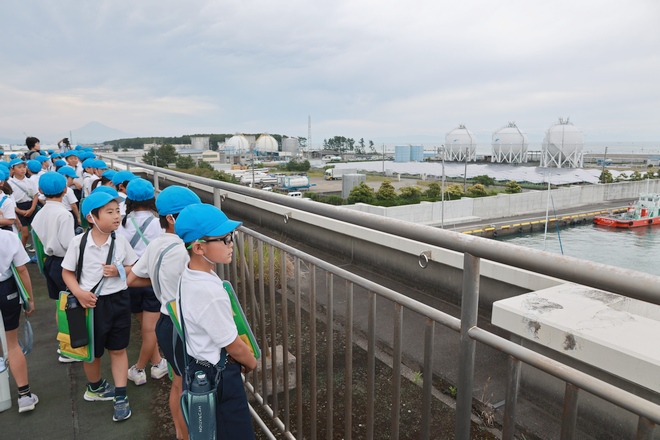 大井川港を観察する児童