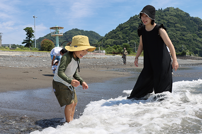 海辺で遊ぶ親子