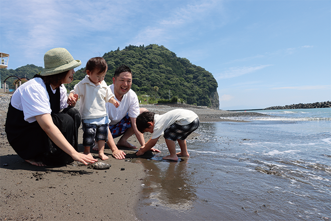 浜辺で遊ぶ親子