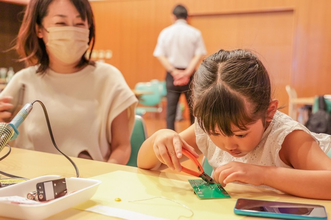 親子で製作する様子