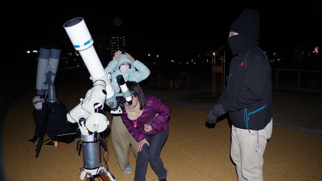 星空を望遠鏡で眺める参加者