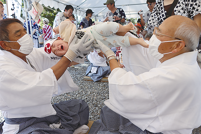 神ころがしで元気に泣く子ども