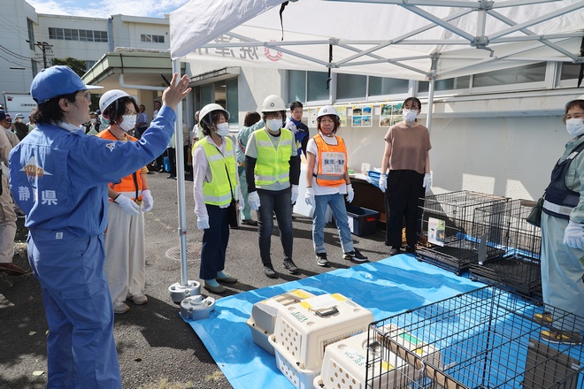 県の保健所職員から説明を受ける参加者