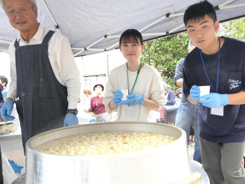 大井川うめぇぞ鍋とスタッフの皆さん