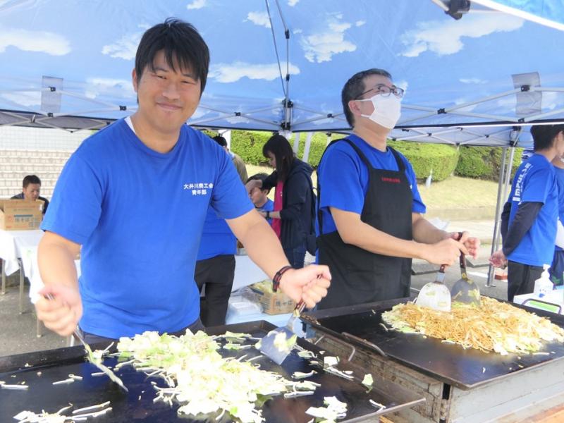 焼きそばをふるまう大井川青年会議所の皆さん