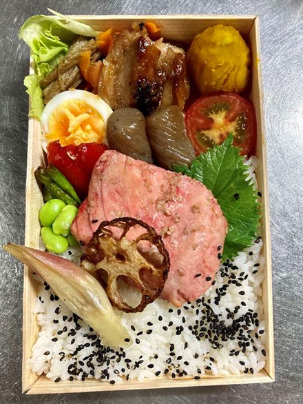 筆者が折箱で作ったお弁当