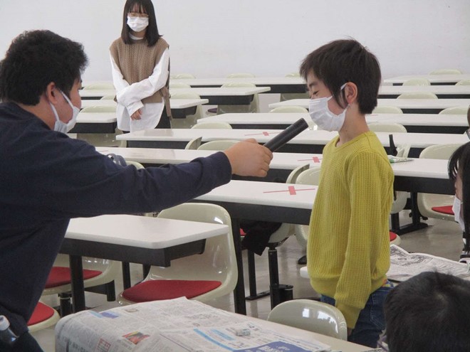 新聞交流会の終了後、感想を答える小学生