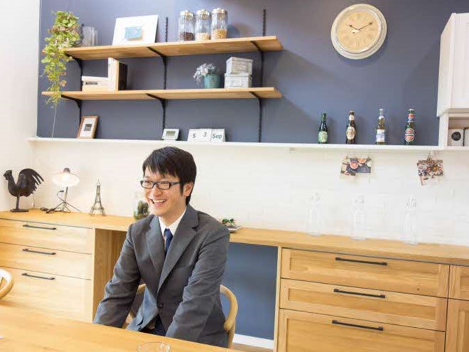 インタビューを受ける山崎さん