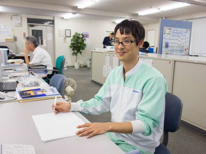 デスクで業務を行う山本さん