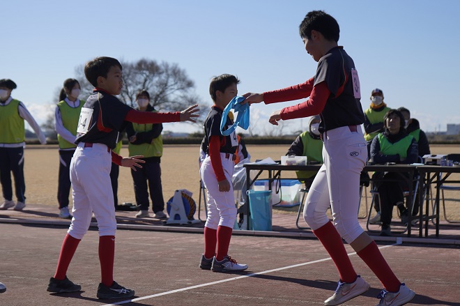 襷を渡す選手