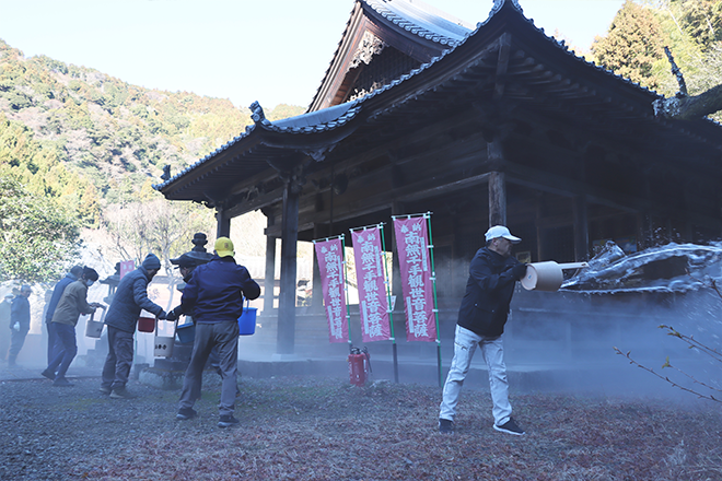 バケツリレーで初期消火訓練を行う住民