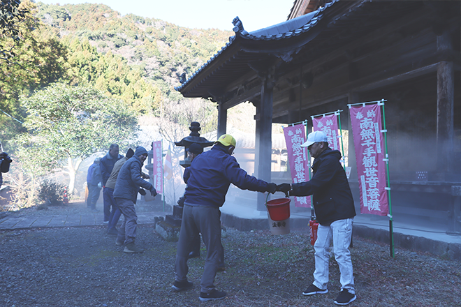 バケツリレーで初期消火訓練を行う住民2