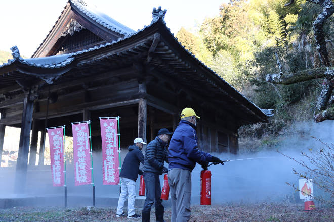 消火器で初期消火訓練を行う様子