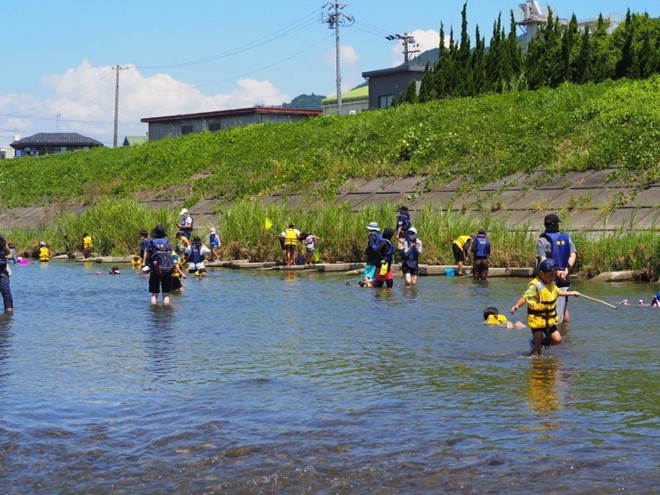 朝比奈川で行われた川遊びの様子