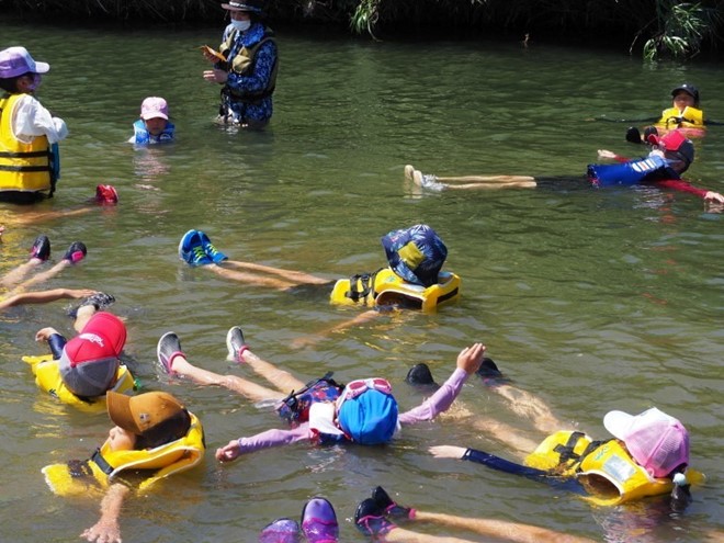 ライフジャケットで浮遊体験