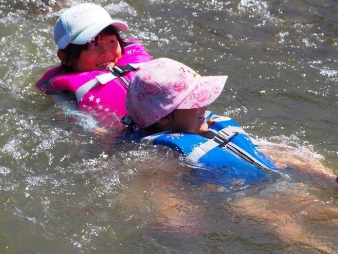 楽しそうに下流へ流れる子どもたち