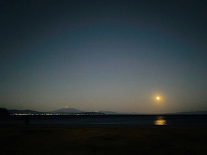 夜の初め頃、石津海岸公園へ向かう階段を登ると見えてくる風景