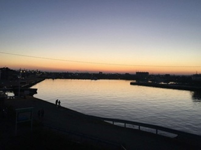 夕暮れ時、石津海岸公園から見える港町