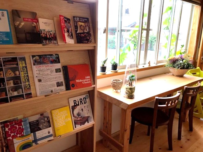 海外の雑誌や観葉植物が並ぶ落ち着く空間