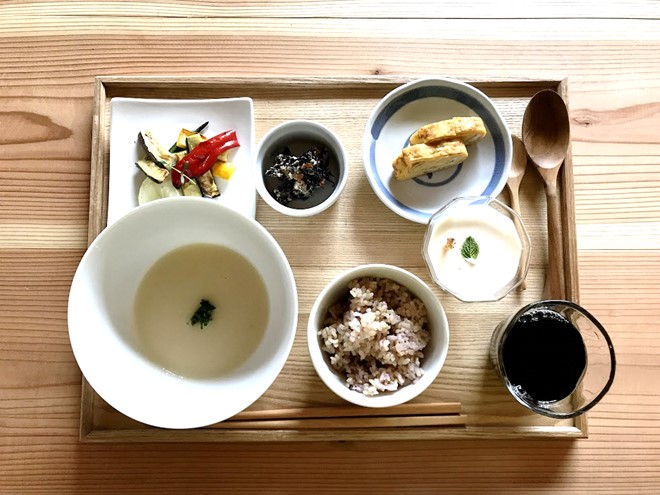 じゃがいものスープと玄米、白米、黒米をブレンドしたご飯、色鮮やかな副菜