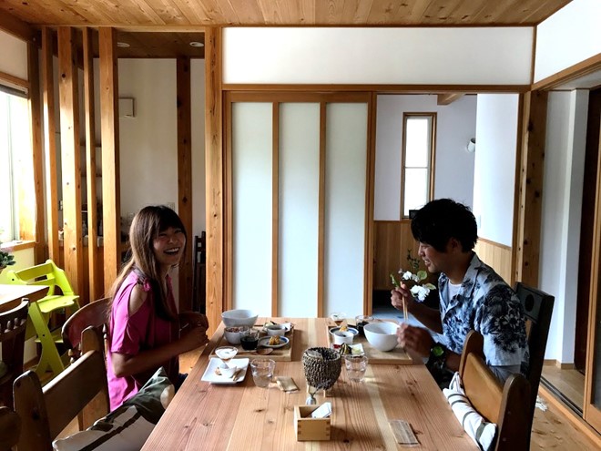 食事を楽しむ様子