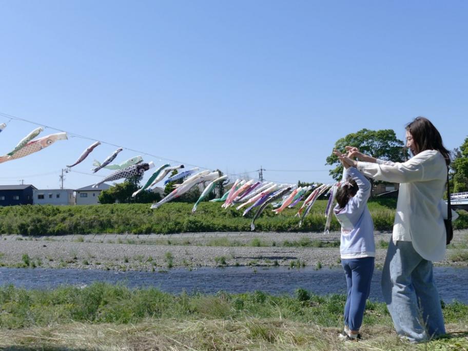 こいのぼりを見に来た家族