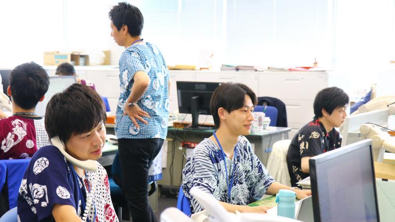 魚河岸スタイルで業務を行う職員