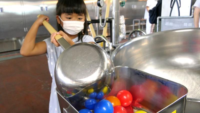 サムネイル：仕分け体験をする児童