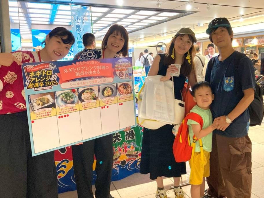 ブース来場者との記念撮影