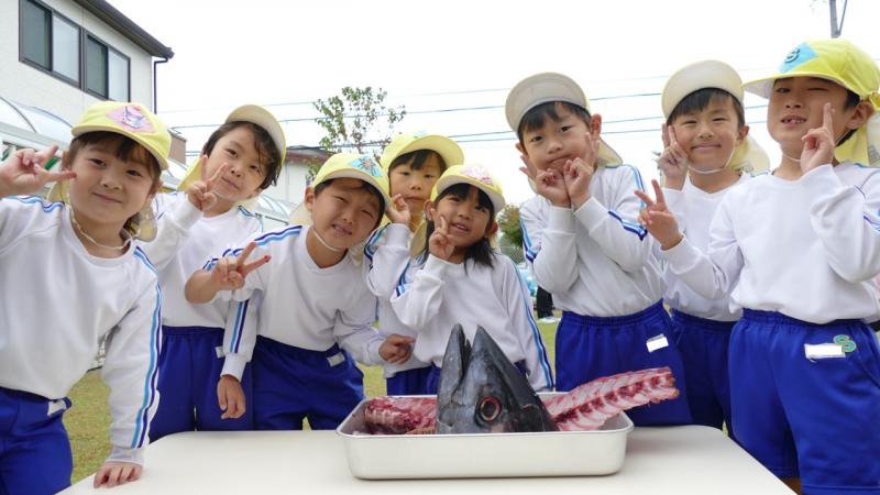 解体後のマグロと記念写真