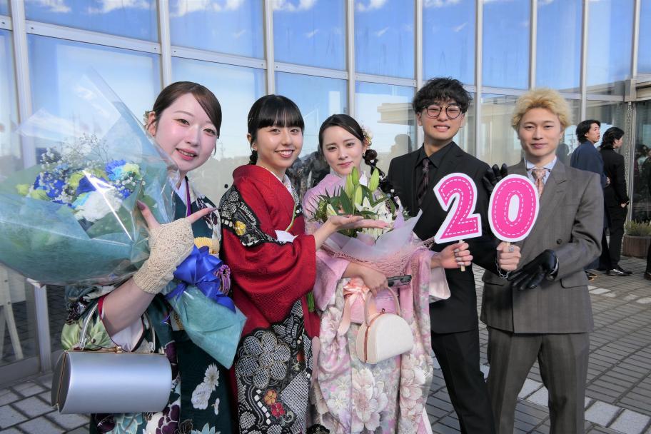 久しぶりの再会を喜ぶはたちの皆さん