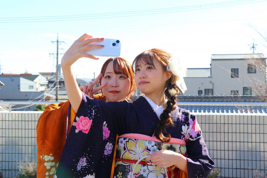 記念撮影を楽しむはたちの皆さん