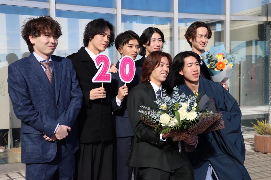 笑顔で記念撮影するはたちの皆さん