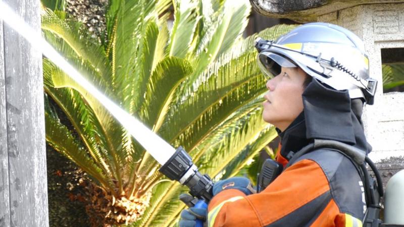 消防署職員による放水訓練