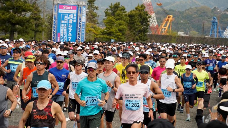 駆け抜ける選手たち