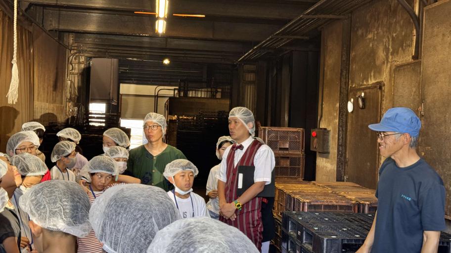 山梨県と焼津市の子ども達と鰹節工場見学の時の写真