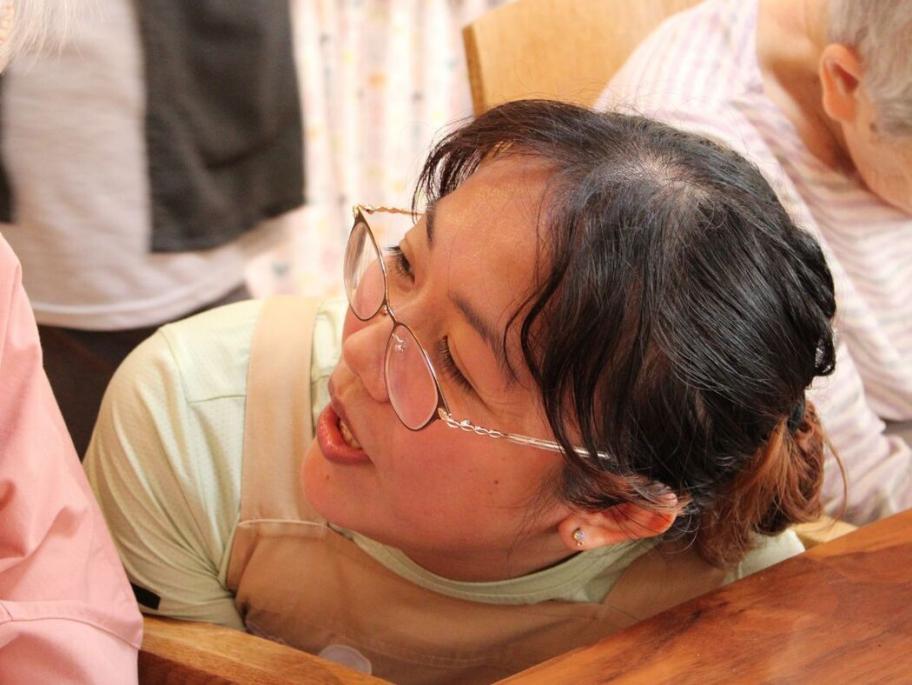 包み込むよう穏やかに話しかけるハイディさん-2