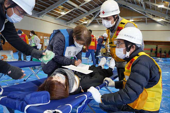 トリアージを行う医療従事者