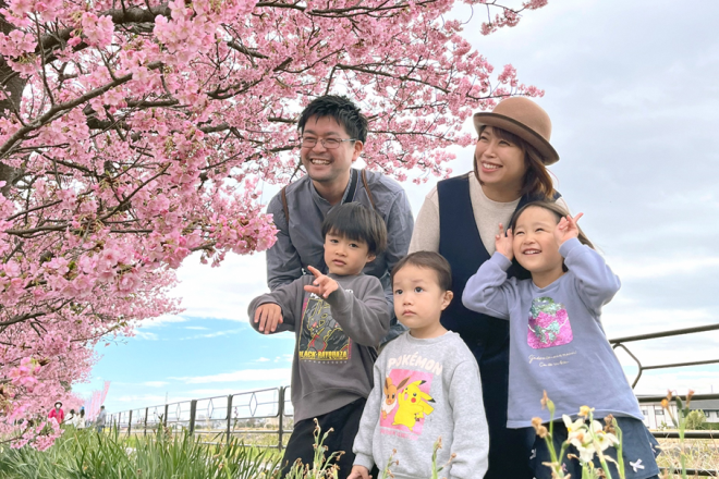 桜の開花を楽しむ家族