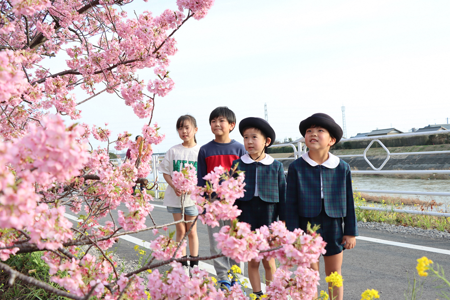 桜の開花をよろこぶ子どもたち